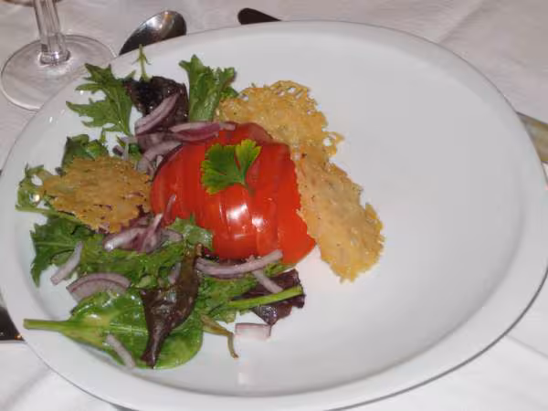 Salade de tomate et chips de parmesan