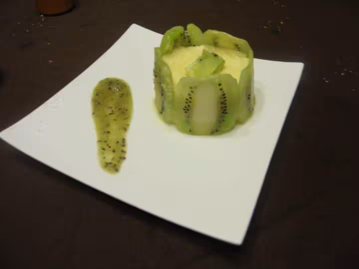 Mousse de mangue et coulis de kiwi
