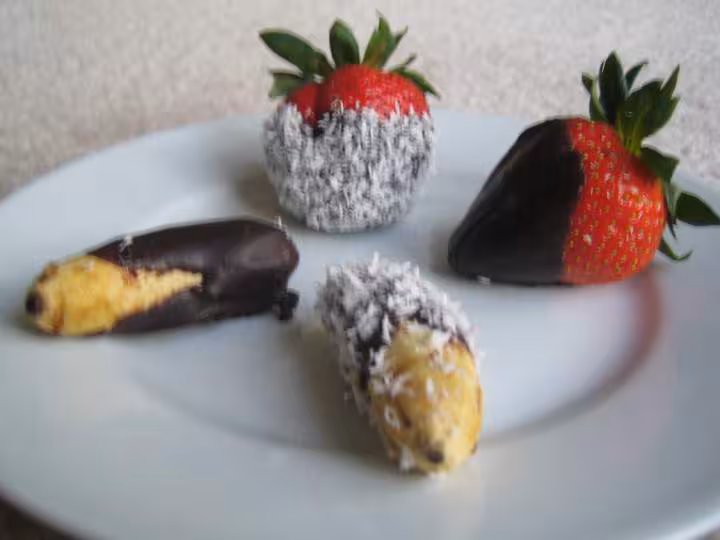 Fraises et mini bananes au chocolat