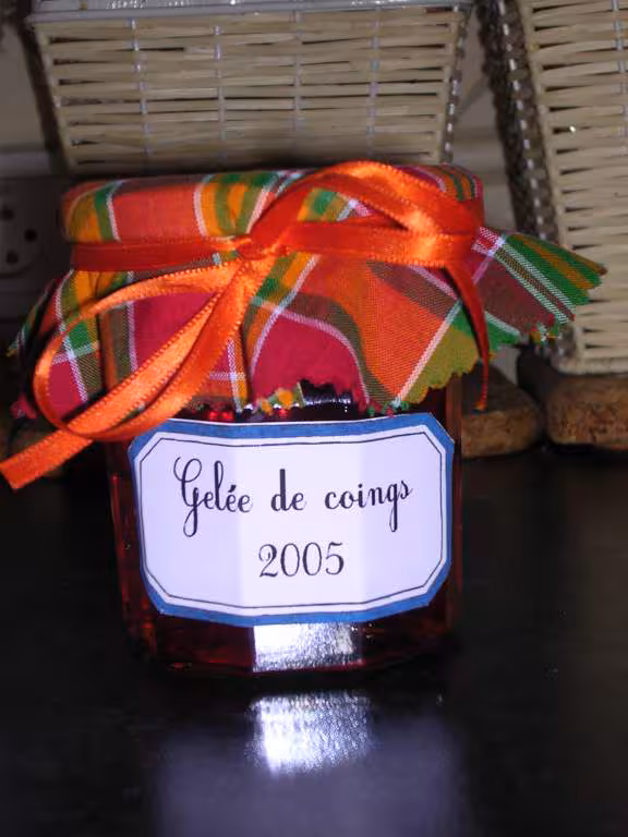 Ma gelee de coings prete a offrir
