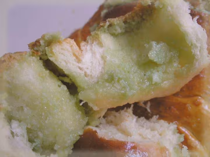 Mie pistachio rolls