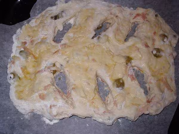 Fougasse lardon olives avant cuisson