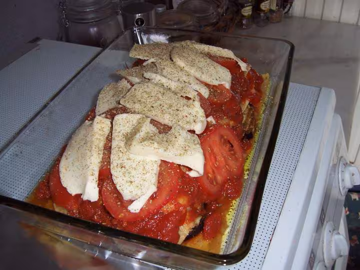 Lasagne de mozarella aux herbes et aux tomates avant cuisson