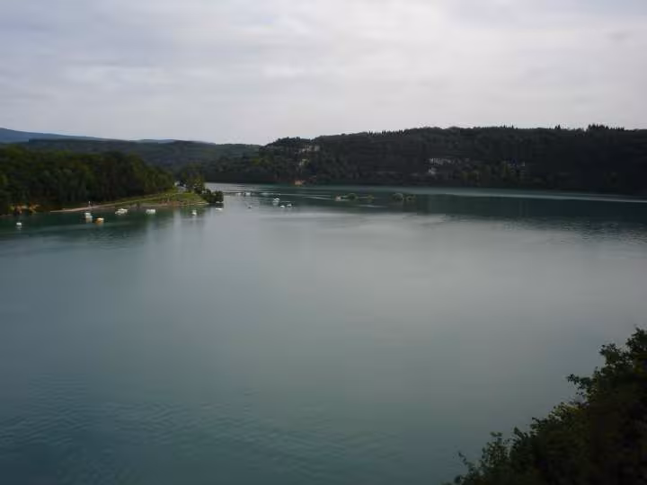 Lac de vouglans vu du pont de la pyle