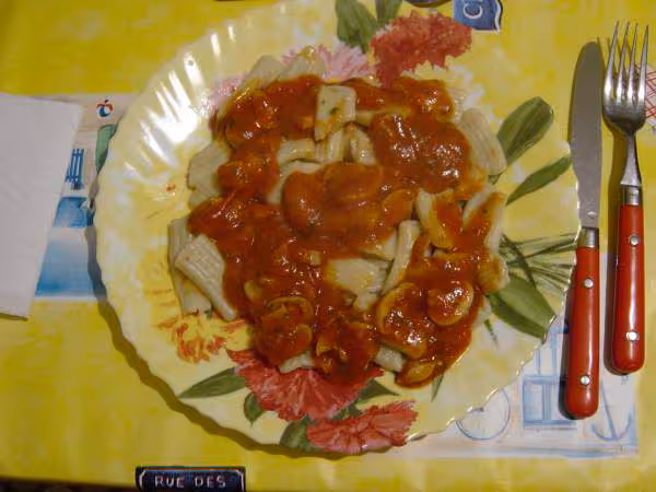 Degustation des pates a la tomate et aux champignons