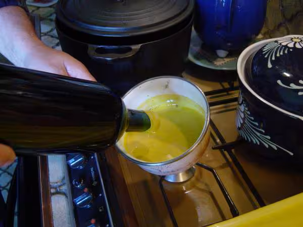 La cire sur les goulots des bouteilles