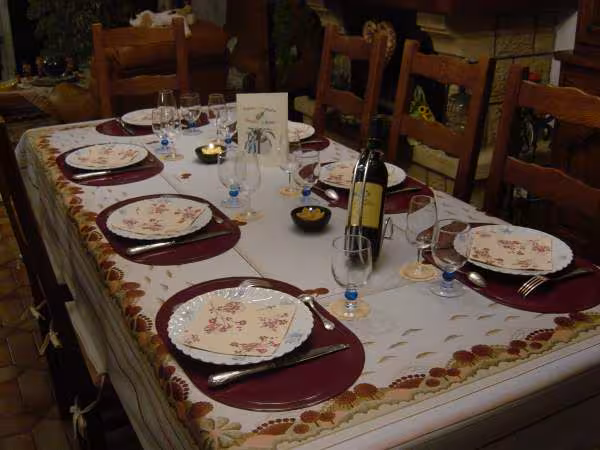La table est dressee pour le repas antillais