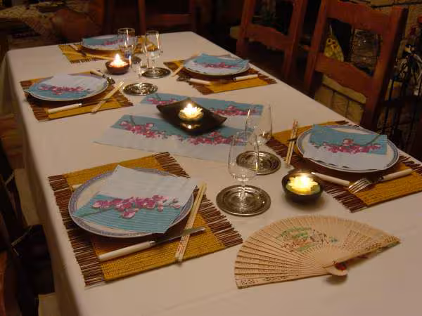 La table est dressee pour le repas chinois
