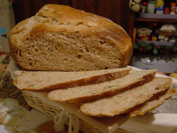 Mie du pain aux pistaches noix et cafe