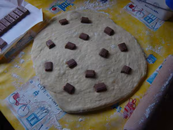 On etale et on pose des morceaux de choc praline