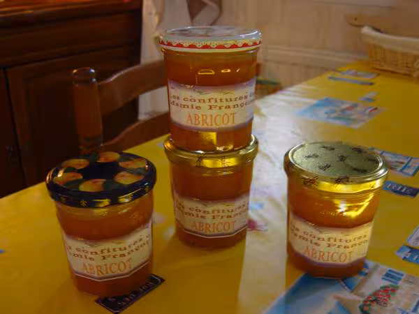 On ferme les pots on colle de belles etiquettes