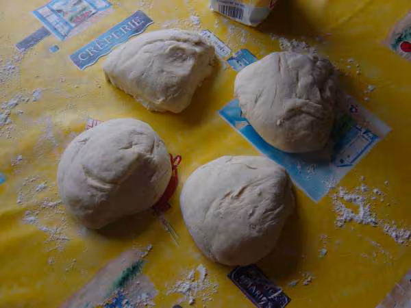 On partage la pate en 4 patons