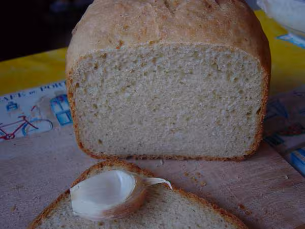 Pain a la pomme de terre et a l ail coupe