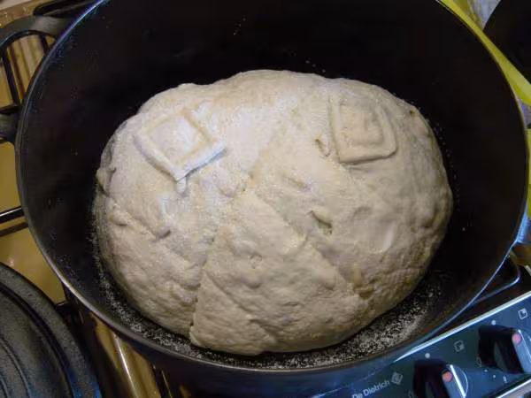 Pain aux pignons de pin avant cuisson en cocotte