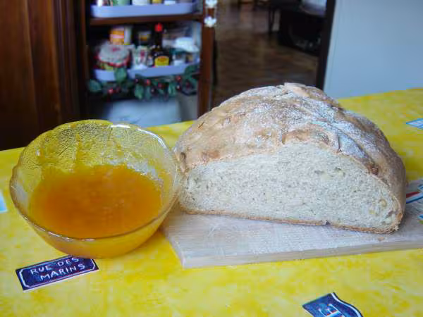 Pain aux pignons de pin coupe et confiture de potironn