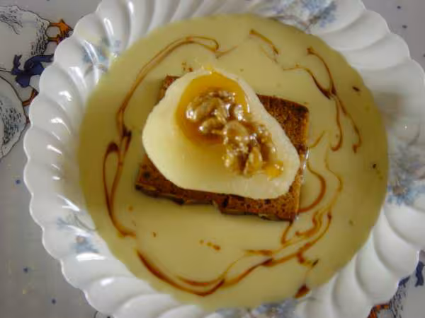 Poires aux noix caramelisees et au pain d epice