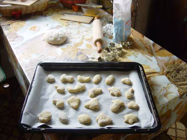 Preparation des petits fours en pate levee