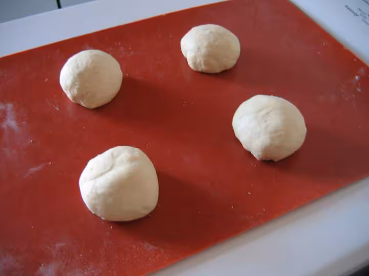 Boules avant le faconnage des semmel