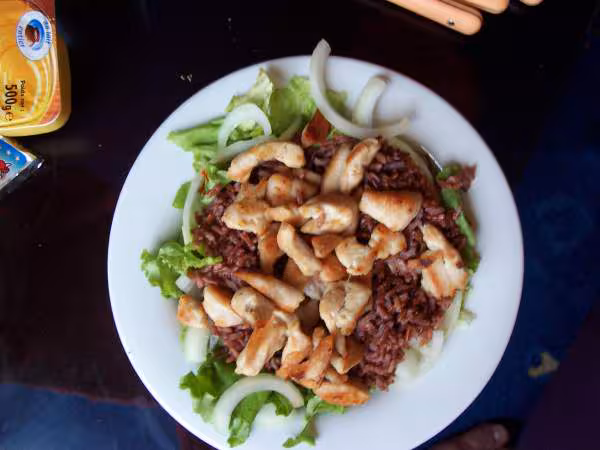 Salade au poulet et aux oignons