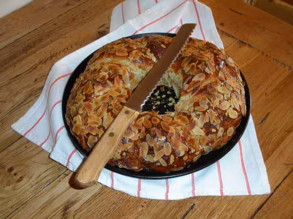 Couronne tressee a la creme d amandes