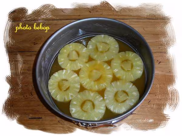 Preparation gateau aux ananas