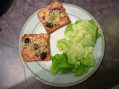 Tartines tomates, anchois, olives