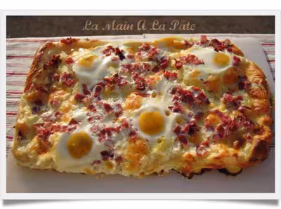 Tarte feuilletée aux oignons, oeufs et jambon cru