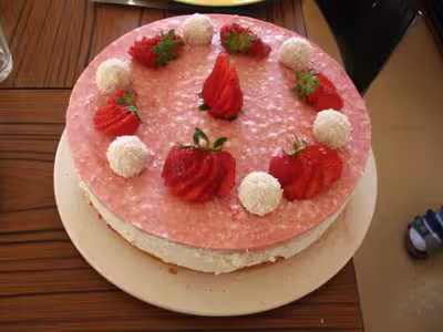 Gâteau à la fraise et au vin mousseux