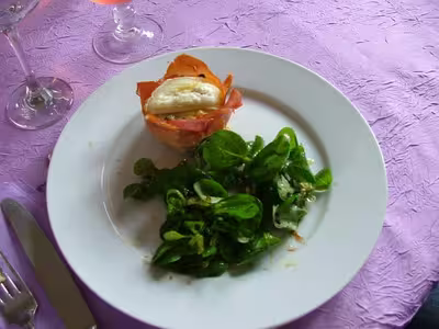 Flan de courgettes au chèvre en robe de serrano