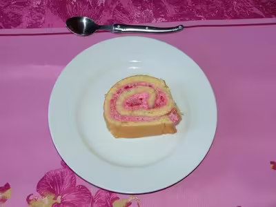 Roulé à la crème de framboises super simple