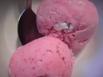 Glace fraises meringuée