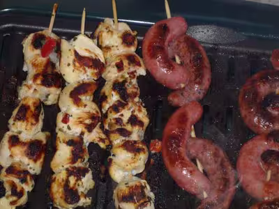 Brochettes de poulet et saucisses