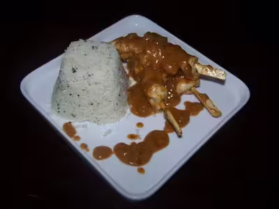 Brochettes de poulet satay et riz basmati à l'ananas