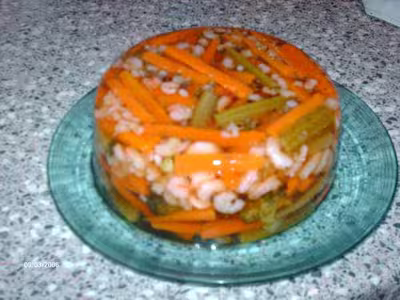 Petits légumes aux crevettes en gelée