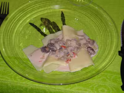Ravioles ouvertes aux asperges et aux morilles
