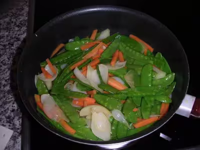 WW : Poêlée de mange-tout, carottes et oignons nouveaux
