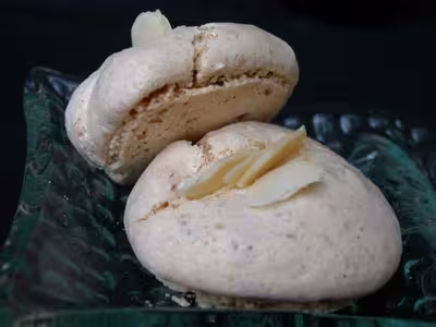 Meringues aux noisettes et amandes effilées