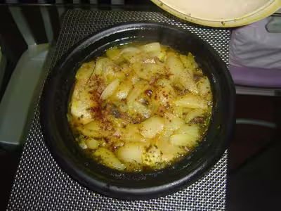 Tajine de poulet aux poires et raisins sec