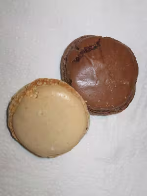 Macarons chocolat framboise et caramel beurre salé