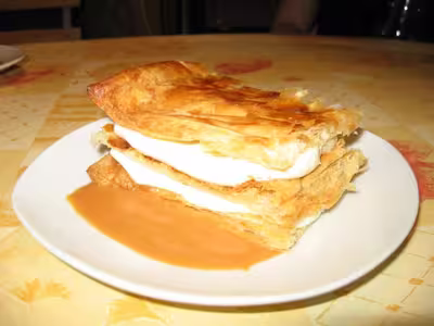 Millefeuille à la vanille, sauce caramel