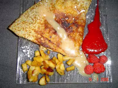 Crêpe fourré au pommes avec sauce au caramel demi-sel