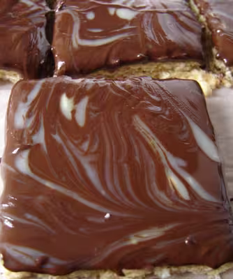 Sablés coco, recouverts de caramel et de chocolat