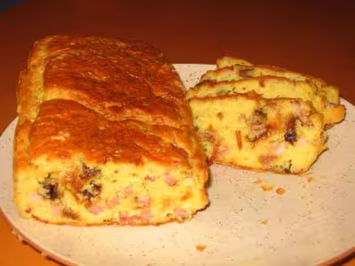 Cake aux lardons et aux pruneaux
