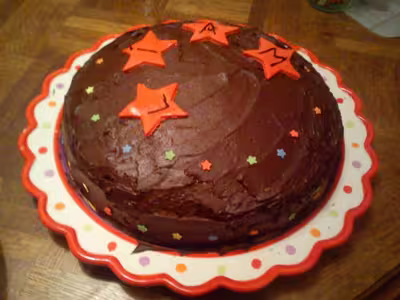 Gâteau d'anniversaire au chocolat et crème de carambars
