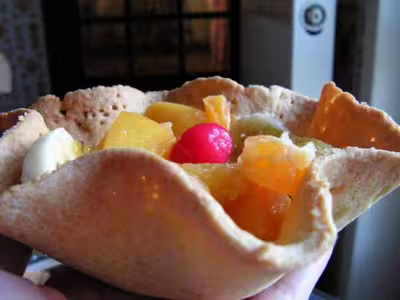 Salade de fruits dans bol en pâte sablée