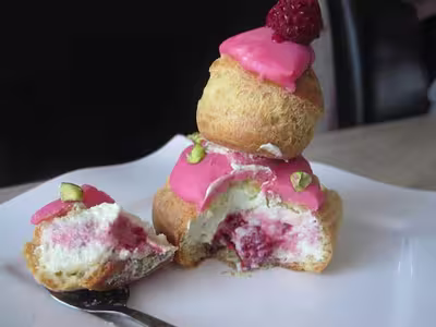 Religieuses pistaches et framboises par nana11300