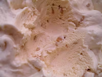Glace au caramel avec morceaux de caramel au beurre salé par Lucile - MonCoeurBalance
