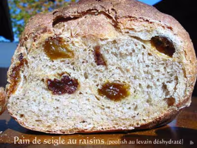 Pain de seigle aux raisins