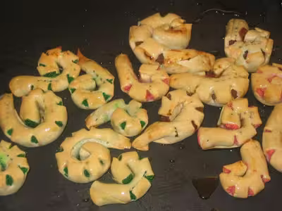 Escargots à la pâte de dattes et aux amandes