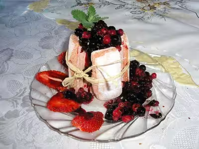Charlotte aux fruits rouges et glace à la fraise